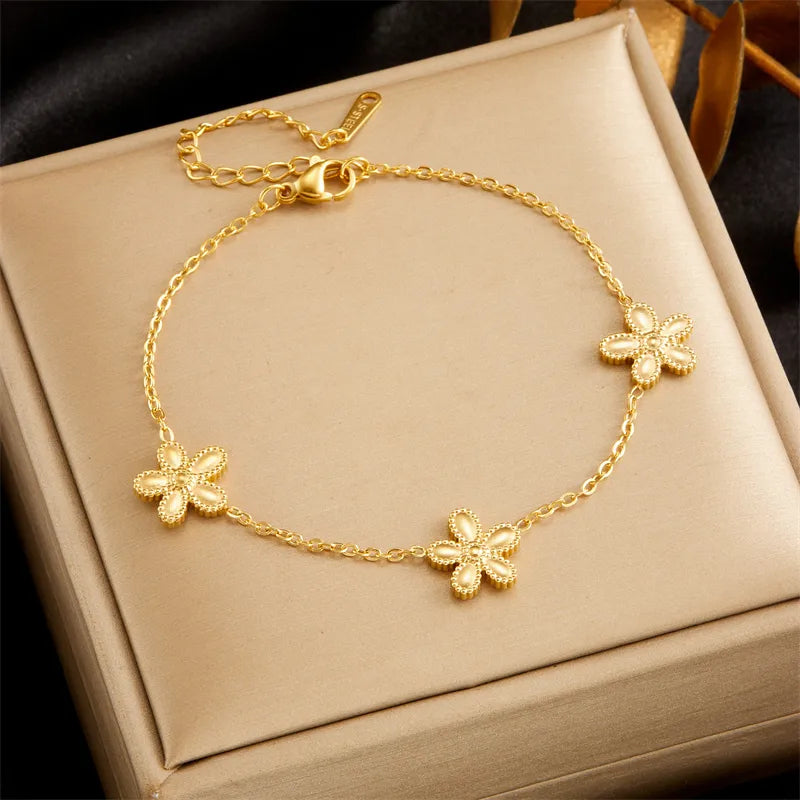Vintage Style Flower 304 Stainless Steel 18K Gold Plated Bracelets In Bulk